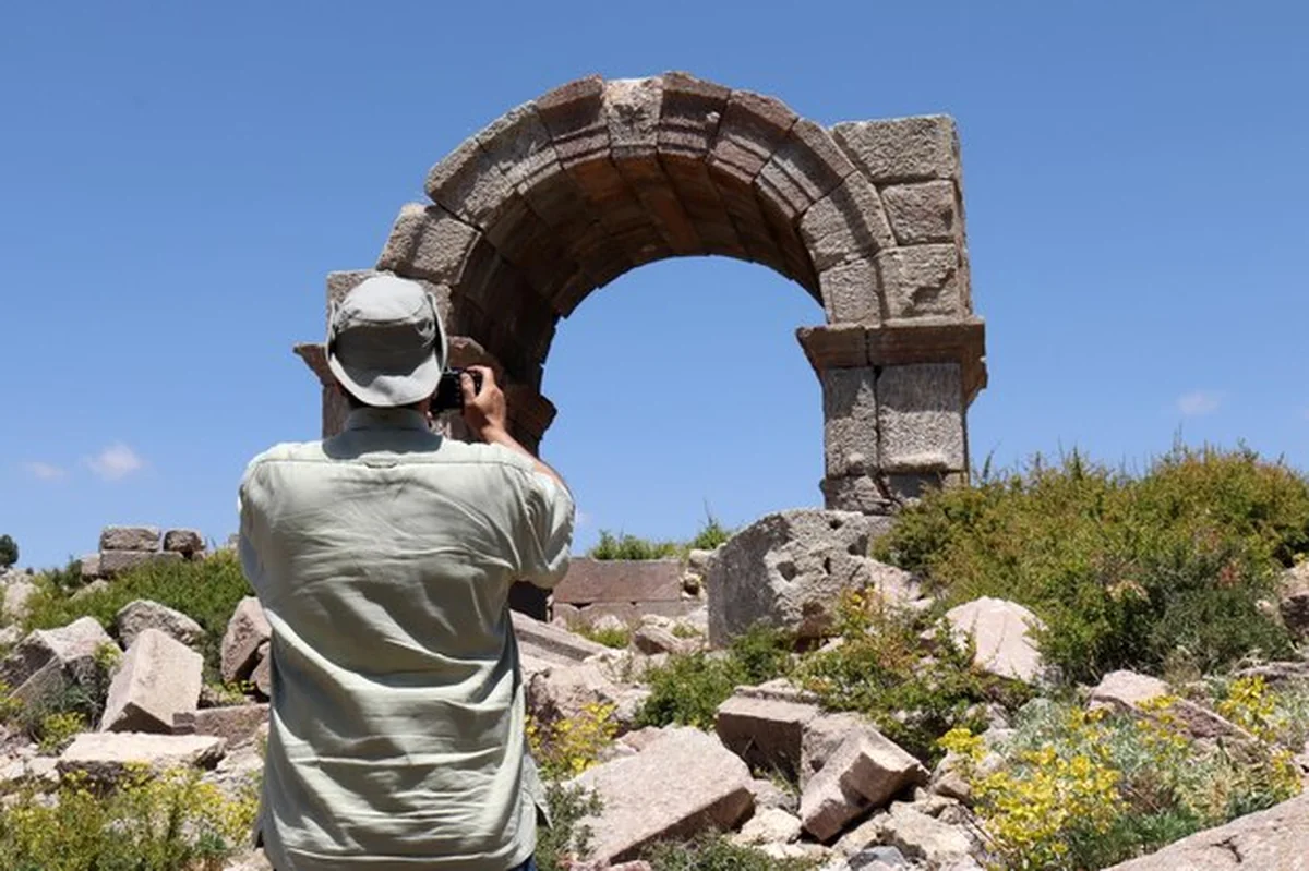 Podróżnik robi zdjęcie w ruinach zamku Bozkir Zengibar