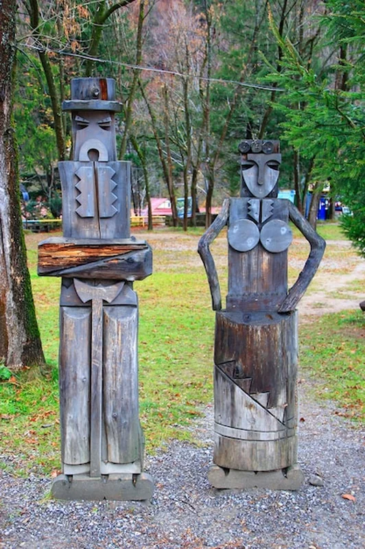 Rzeźby bajecznych postaci z drewna w Kaszubskim Parku Etnograficznym we Wdzydzach Kiszewskich