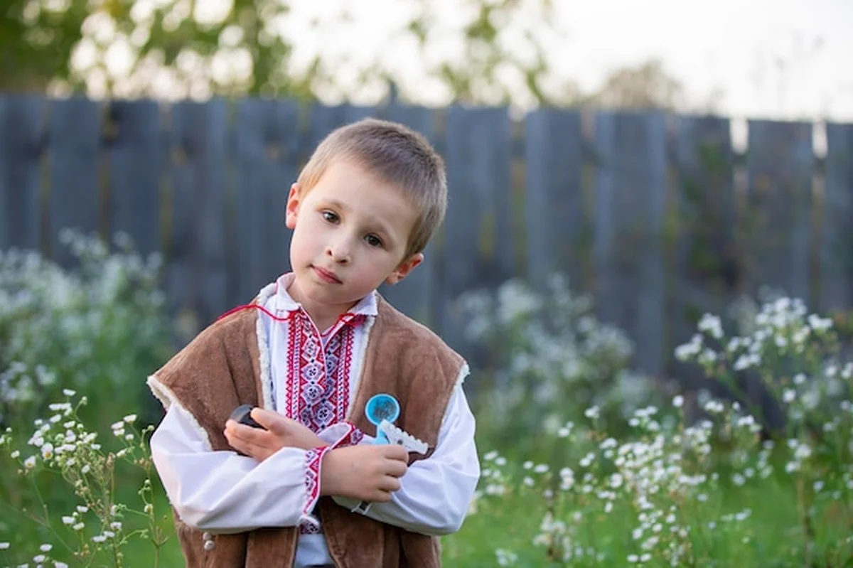 Chłopczyk w słowiańskim stroju ludowym