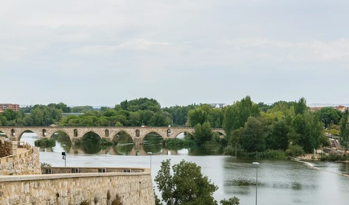 Most łukowy nad rzeką na tle nieba
