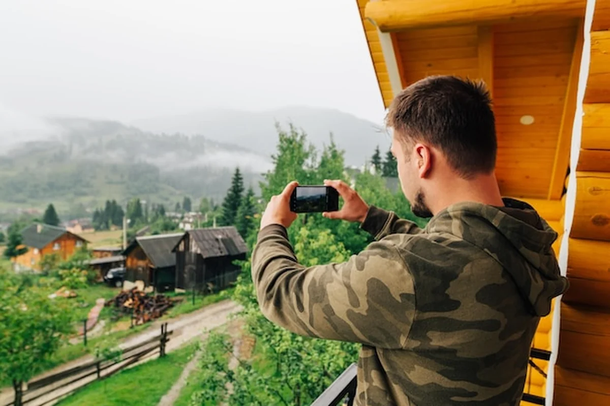 Turysta widzi góry z pokoju hotelowego