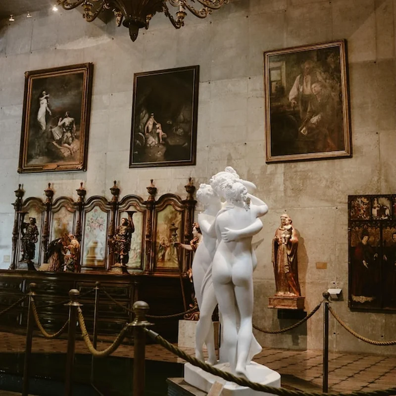 Posąg dwóch przytulających się ludzi w muzeum