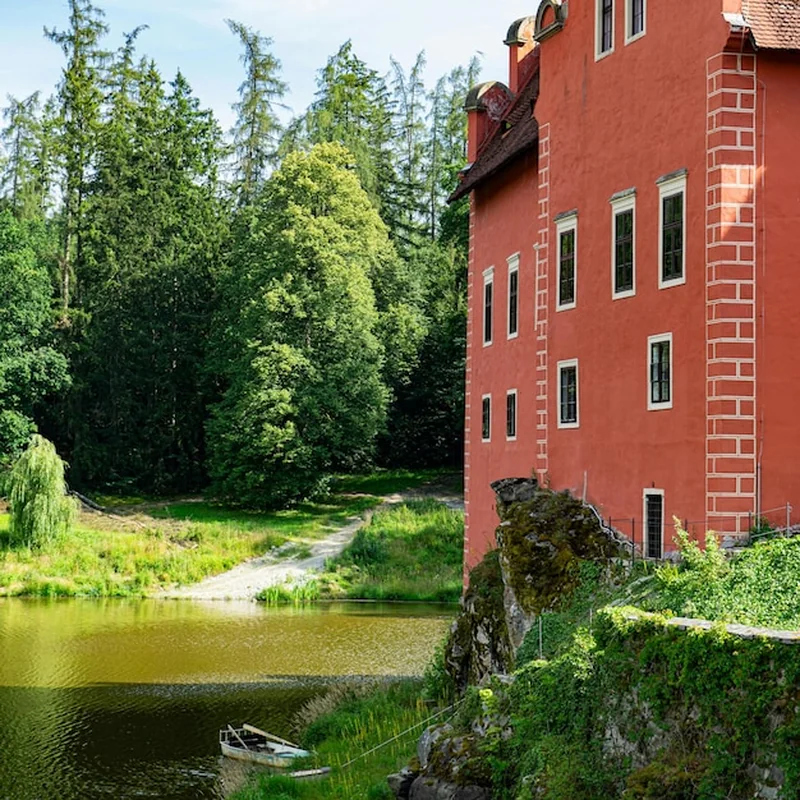 Bajkowy Czerwony Zamek przy Jeziorze