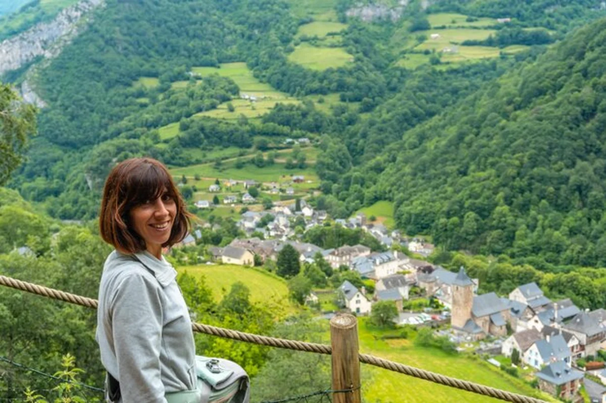 Turystka w gminie Borce we francuskich Pirenejach i jej pięknych górach