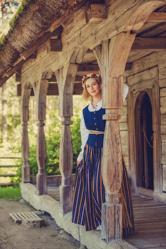 Łotewska kobieta w tradycyjnym stroju ludowym