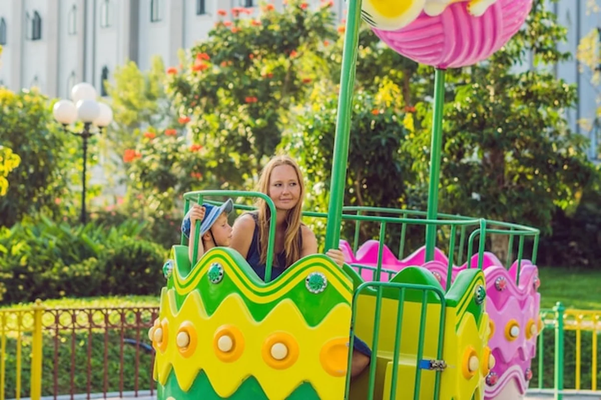 Mama i syn bawią się w wesołym miasteczku