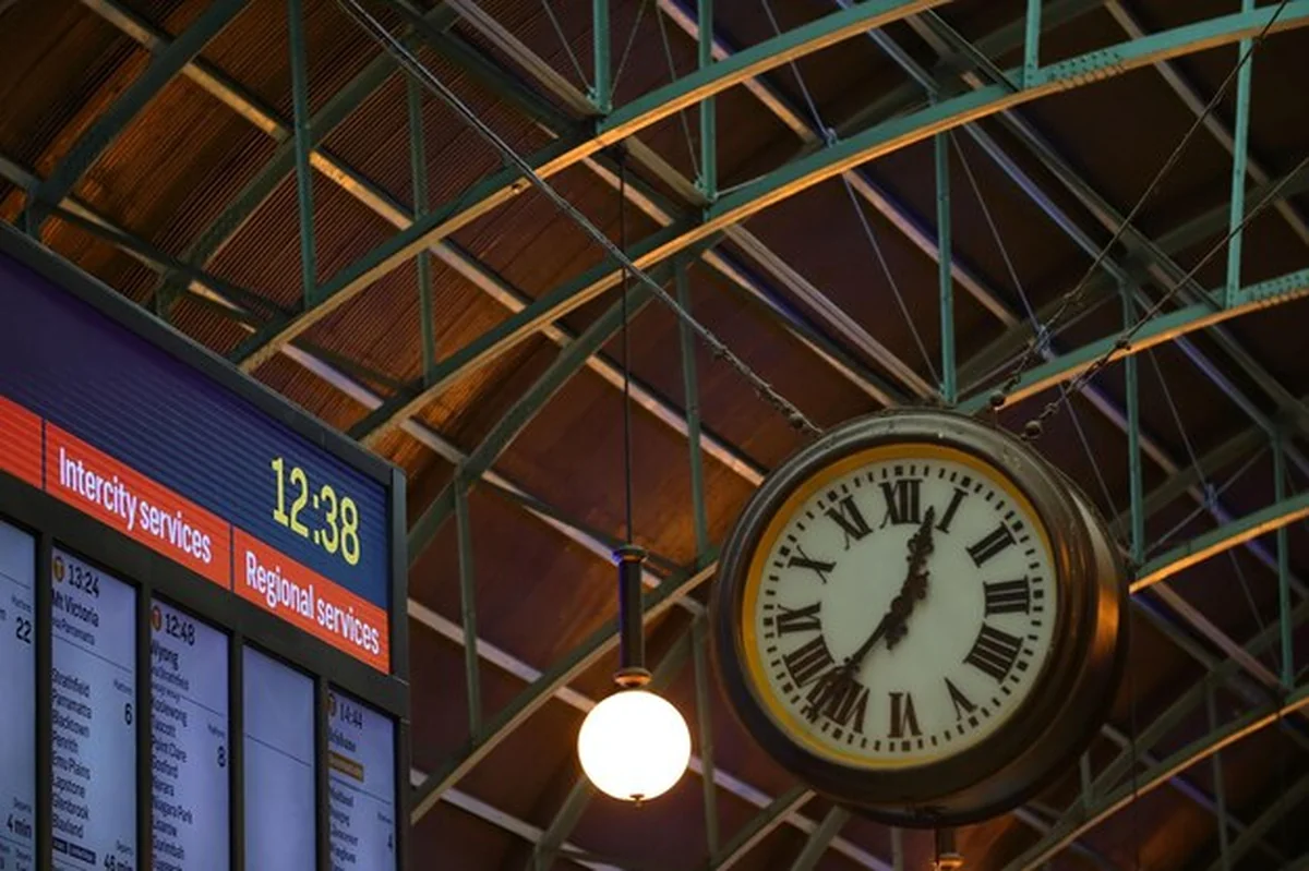 Zabytkowy zegar na suficie stacji kolejowej