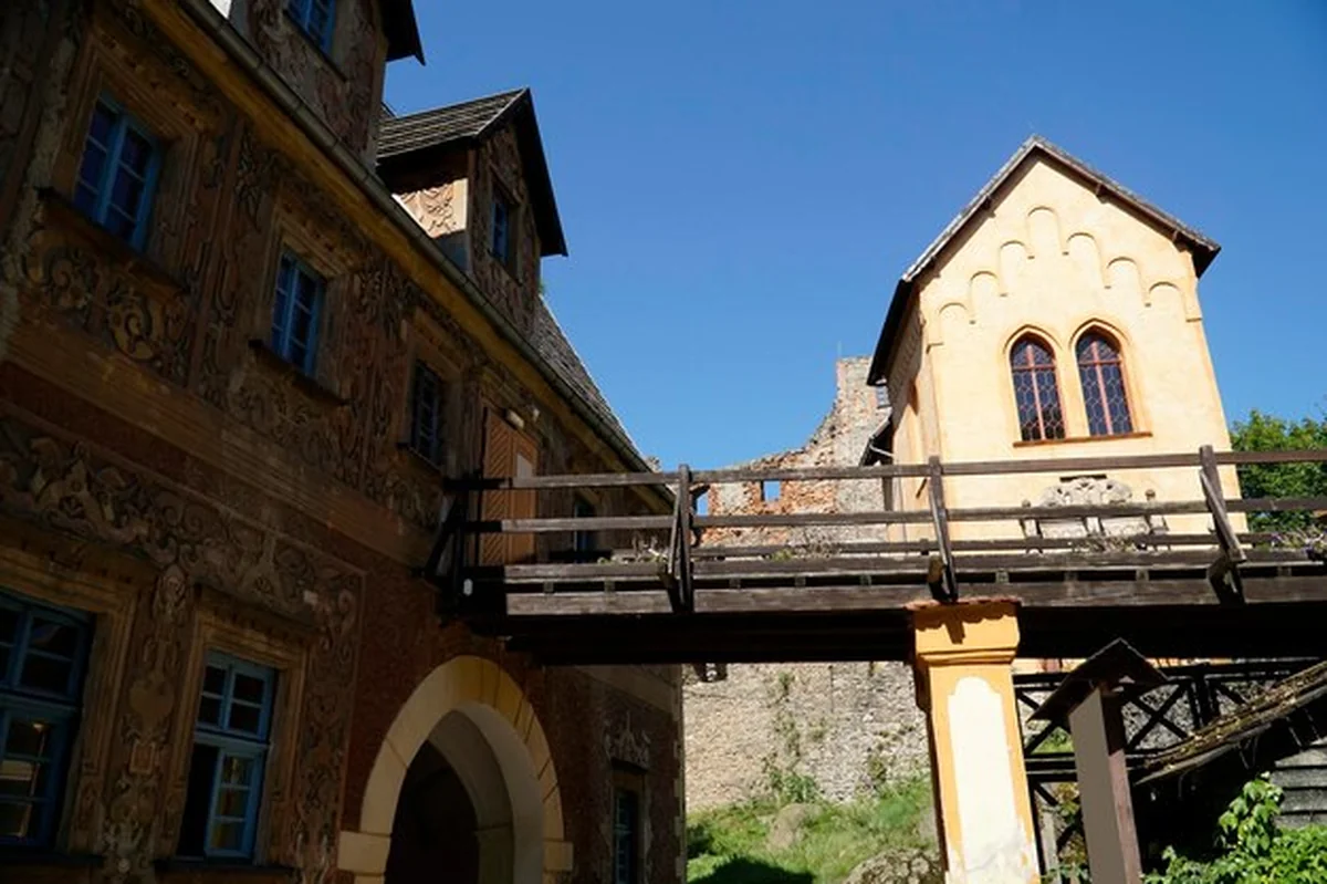 Brama wejściowa do zamku w Grodnie w Zagórzu Śląskim, Polska