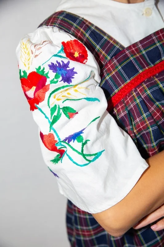 Haft kaszubski na naturalnych materiałach z kolorowymi nićmi