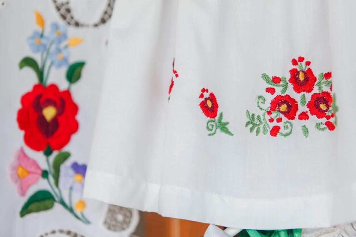 Zbliżenie haftowania na tkaninach