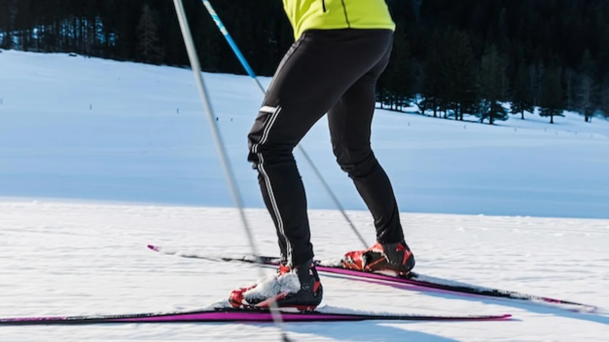 Mężczyzna na nartach biegowych