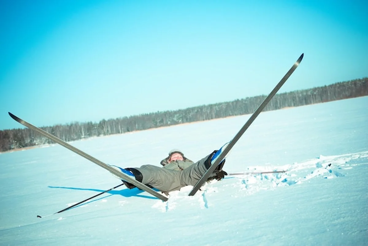 Mężczyzna na nartach na czystej niebieskiej powierzchni