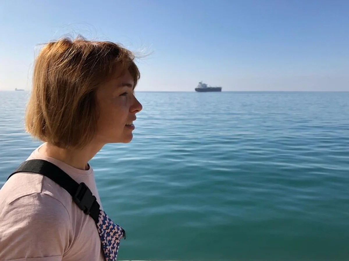 Człowiek stojący na morzu przed jasnym niebem