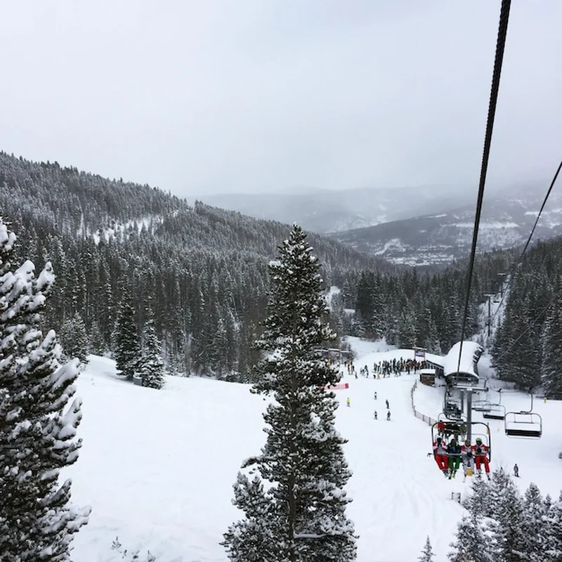 Podnośnik narciarski nad górami w zimie