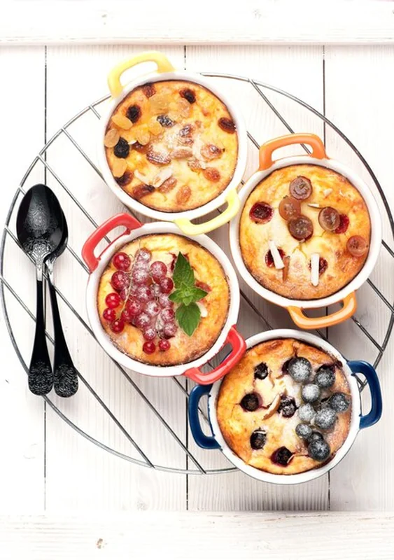 Zapiekanka twarogowa z letnim puddingiem serowym z jagodami