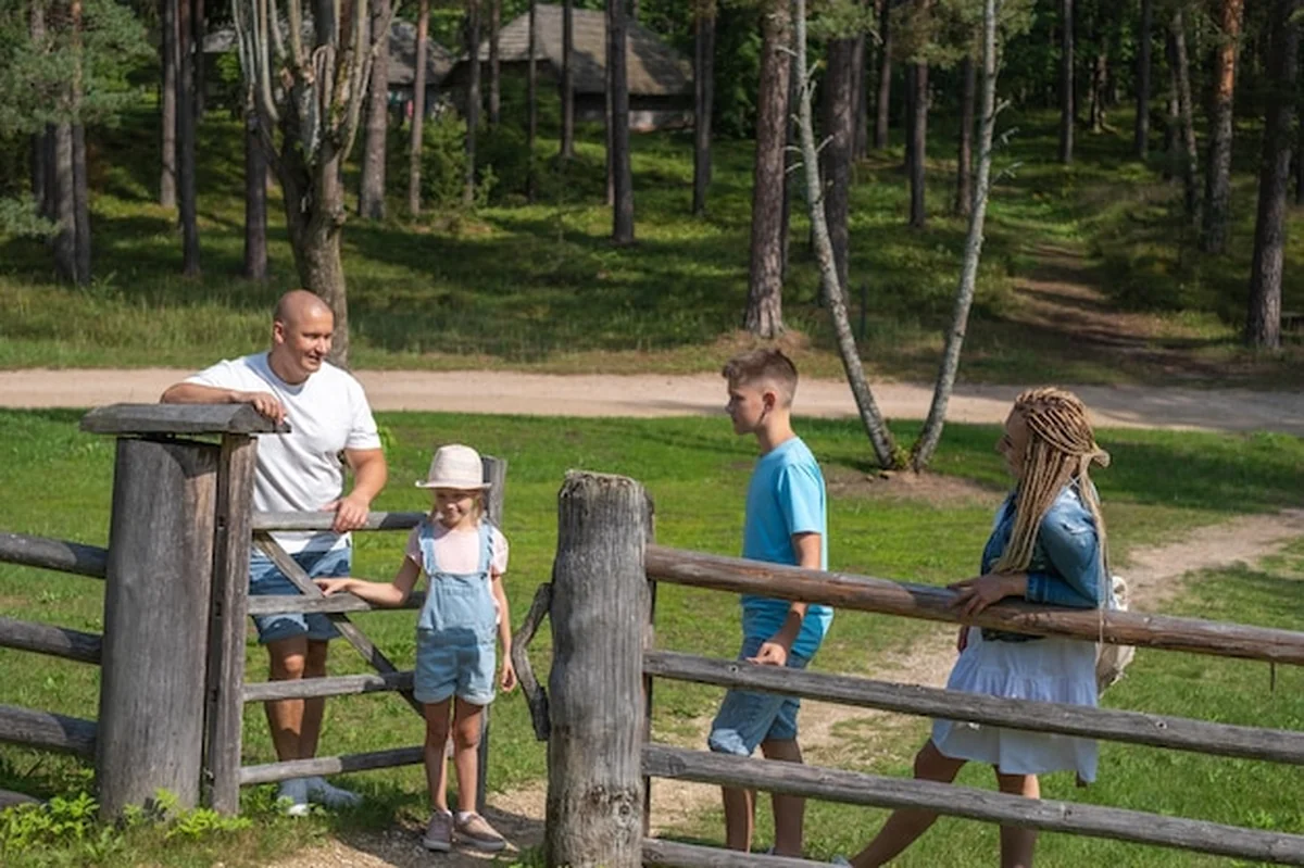 Rodzina na leśnej ścieżce z dziećmi w borach tucholskich