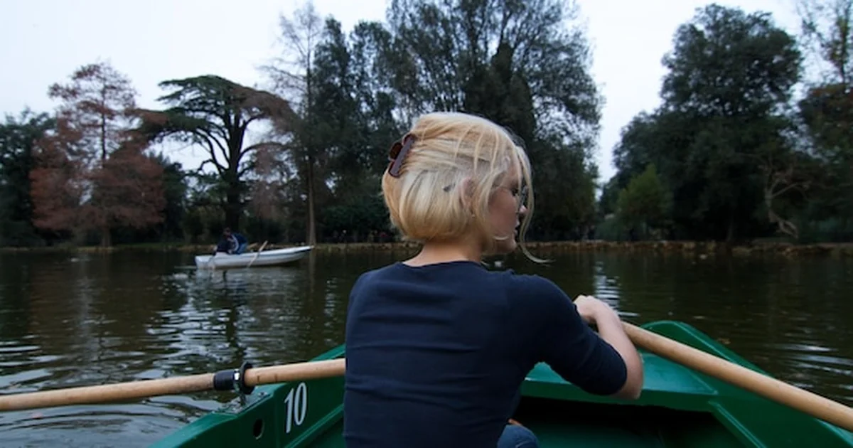 Kobieta w łodzi wiosłowej na jeziorze w Wdzydzach Kiszewskich