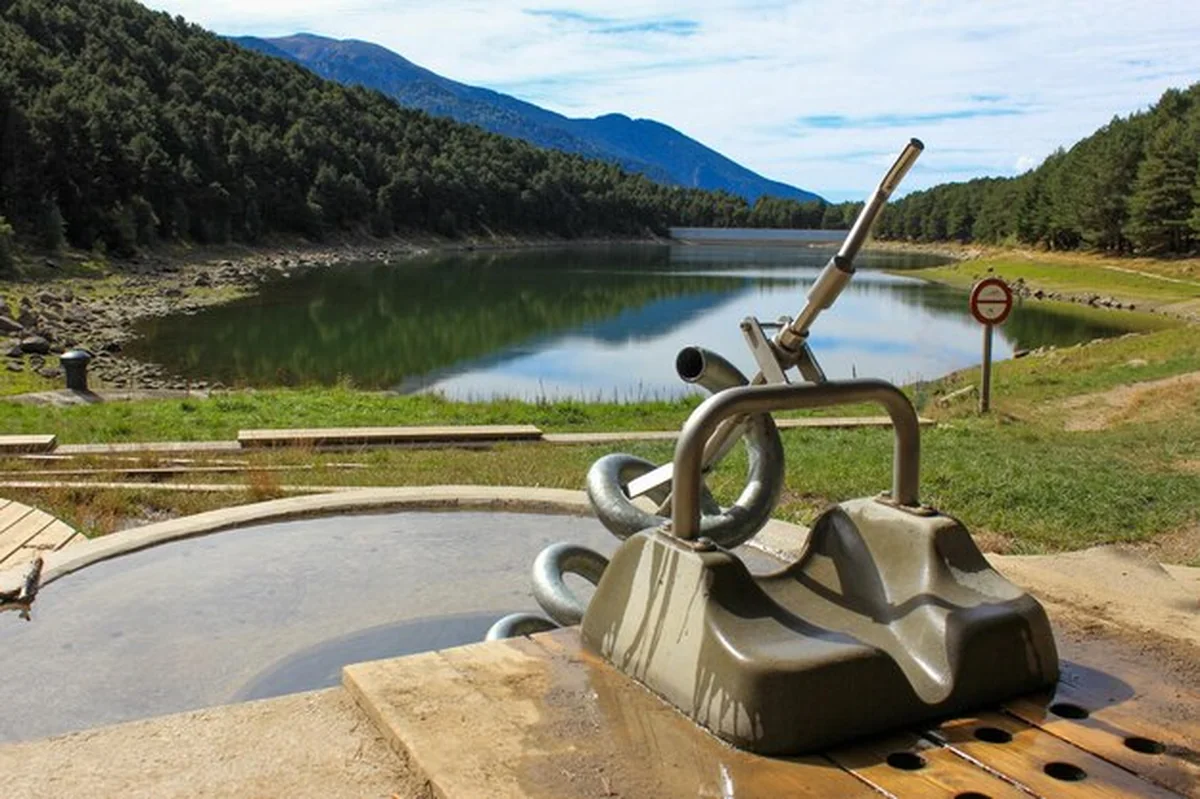 Starożytne urządzenia nad górskim jeziorem