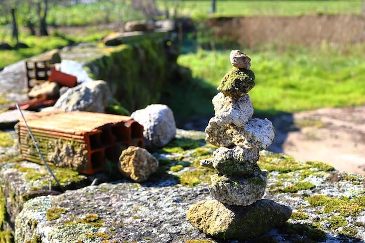 Zbliżenie stosu kamieni na skale