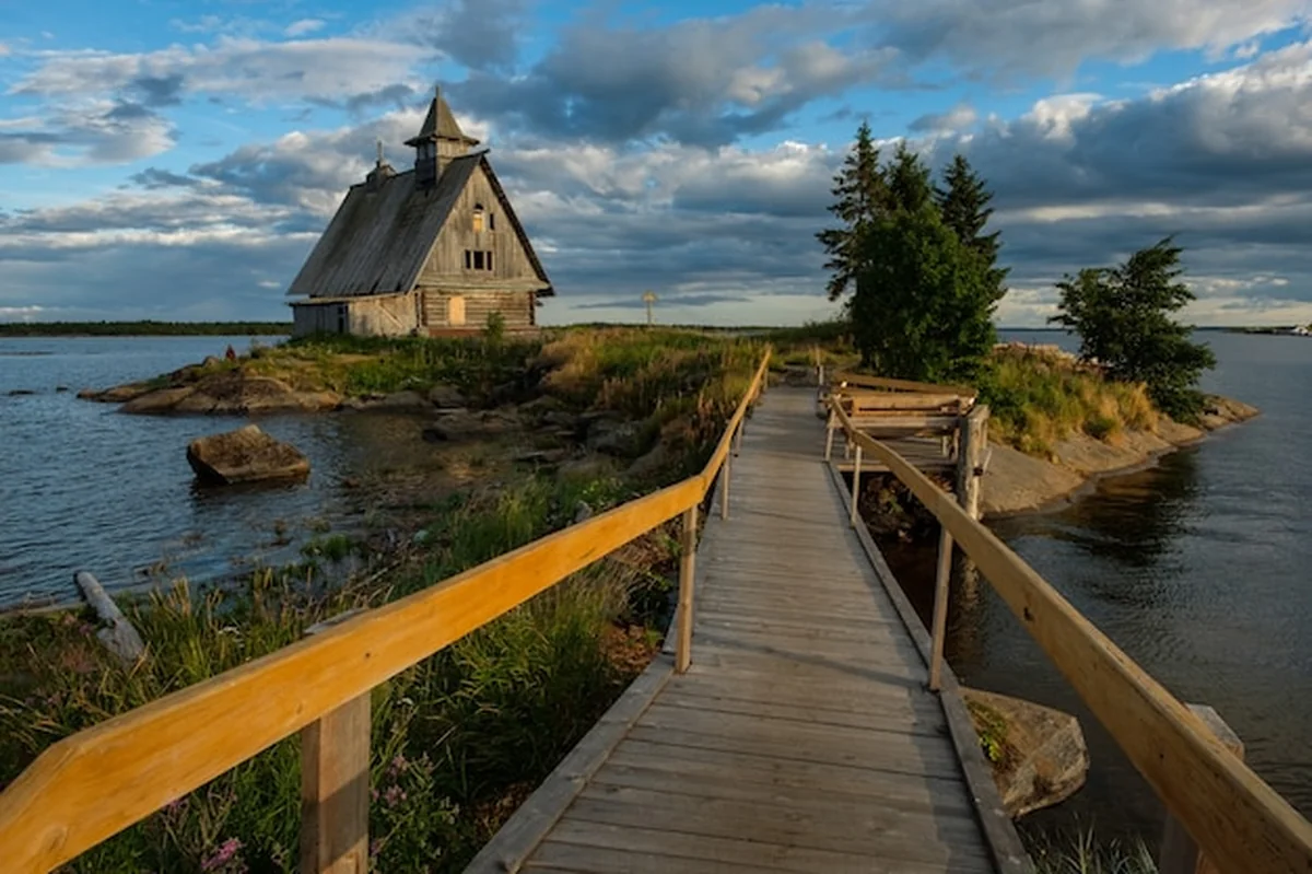 Stara drewniana cerkiew w Karelii