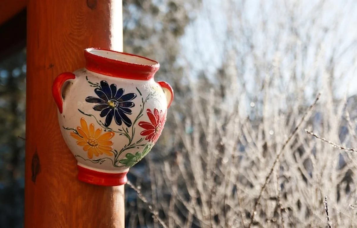 Zbliżenie ceramicznego pojemnika z kwiatowym wzorem