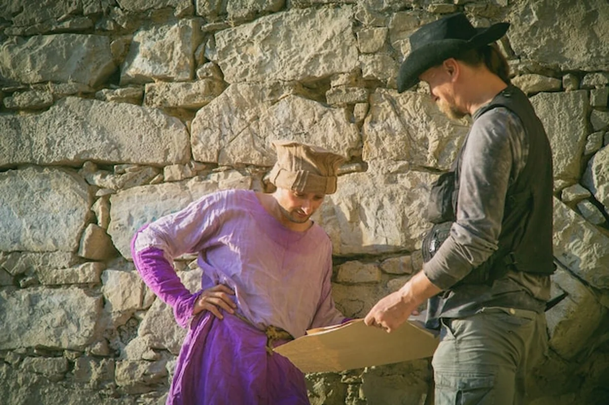 Archeolog pokazuje rekonstrukcję wykopalisk z XIX wieku