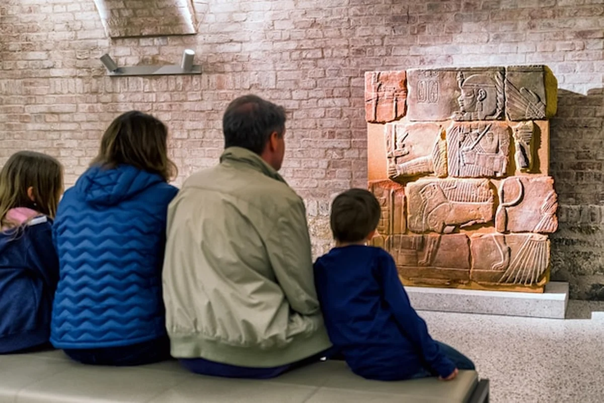 Ludzie patrzą na egipskie hieroglify w muzeum w Berlinie