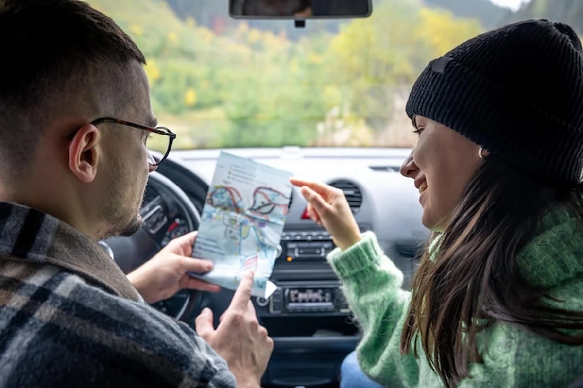 Mężczyzna i dama trzymający mapę w samochodzie