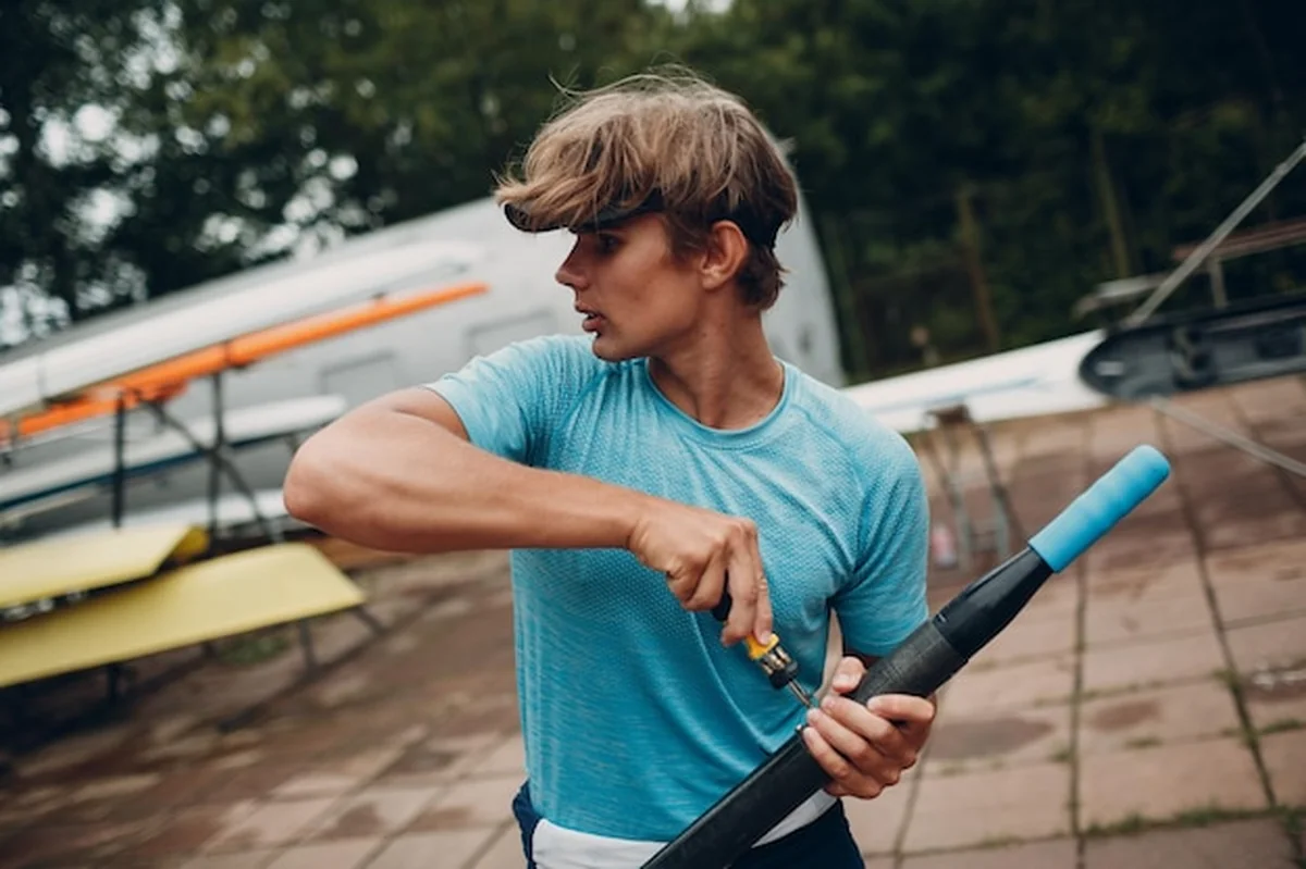 Sportowiec wioślarz przygotowuje się do zawodów z łodzią