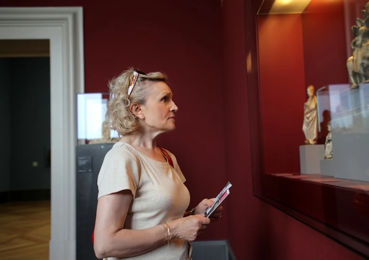 Starsza pani w muzeum wsi lubelskiej