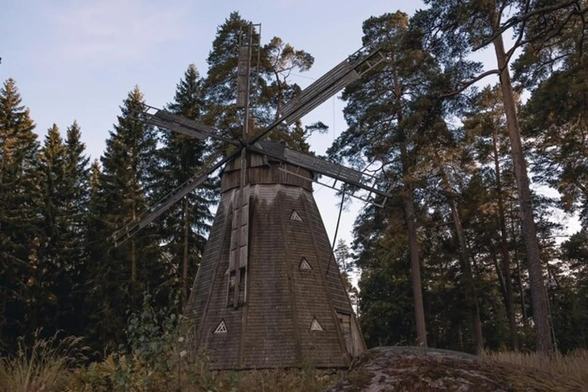 Stary opuszczony młyn w lesie