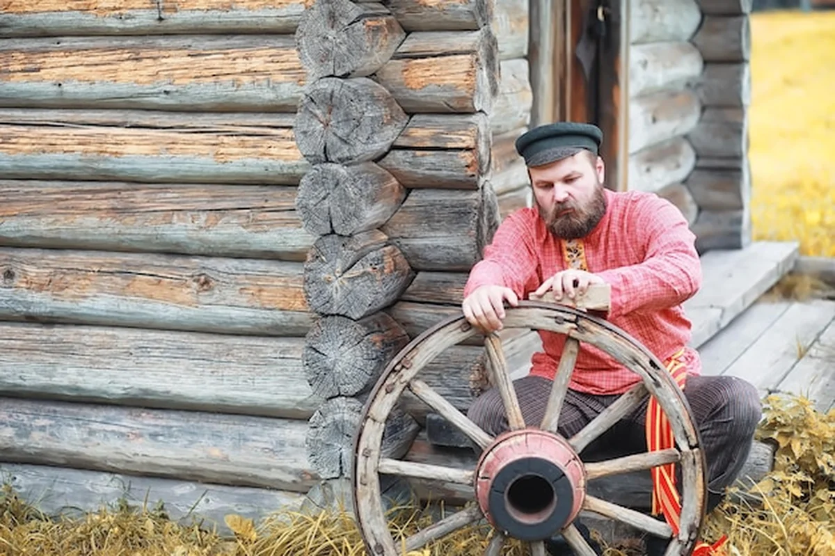 Chłopi w eleganckich szatach na zagrodzie Słowiańskiej Wsi