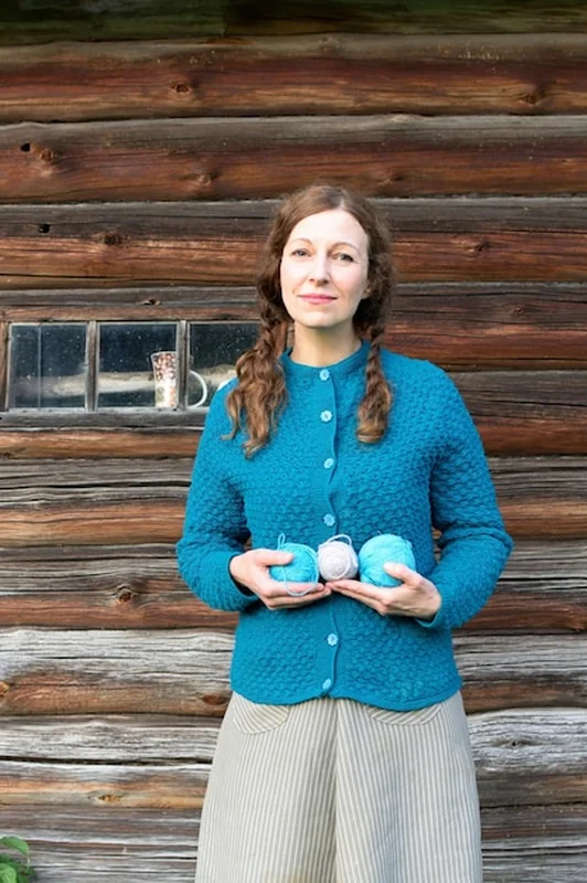 Uśmiechnięta kobieta trzymająca wełnę