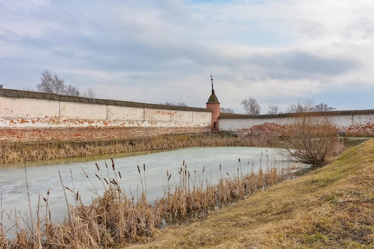 Mury i staw w klasztorze, dziedziniec klasztoru