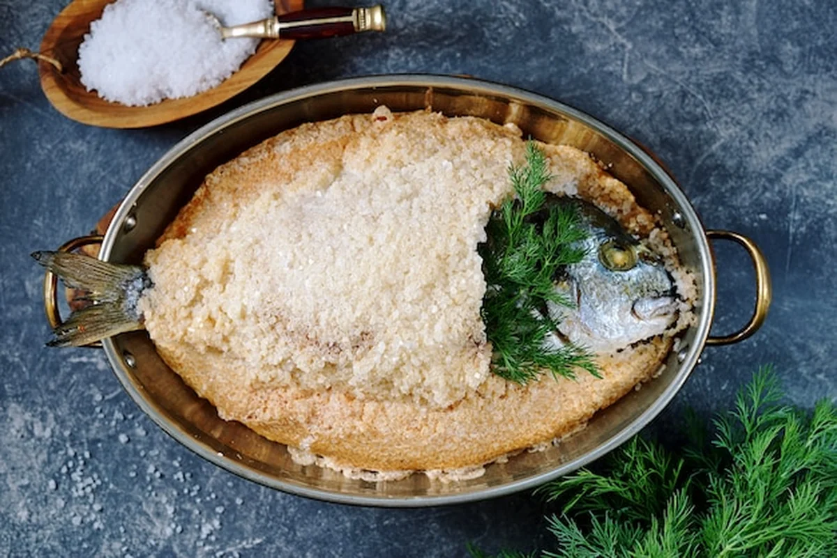 Ryba dorado pieczona w soli z białkiem jajka