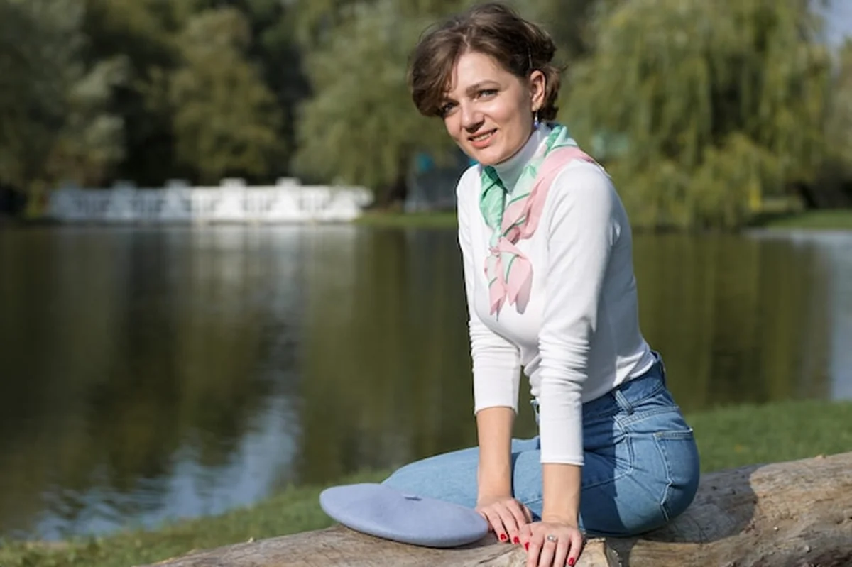 Młoda kobieta w parku