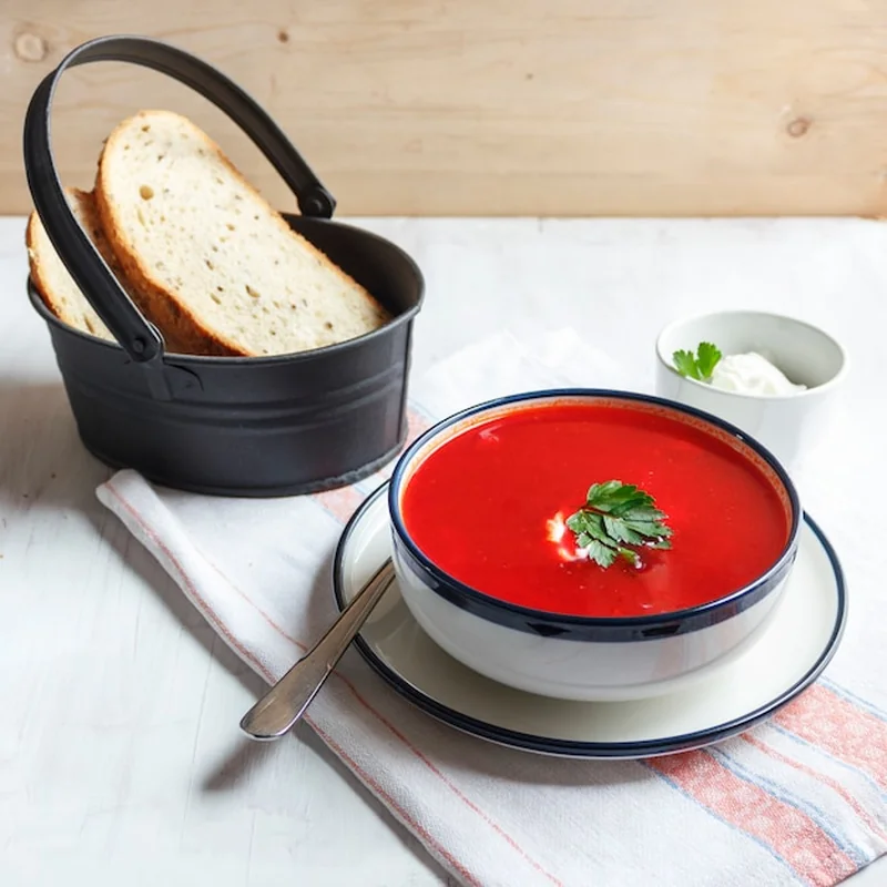 Tradycyjna zupa z buraków czerwonych - barszcz na stole