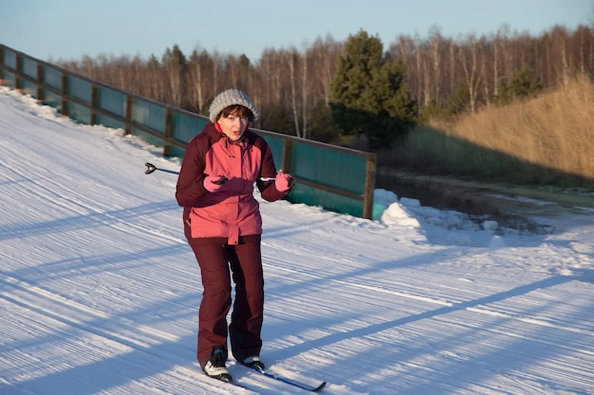 Narciarz zjeżdża po niewielkim stoku