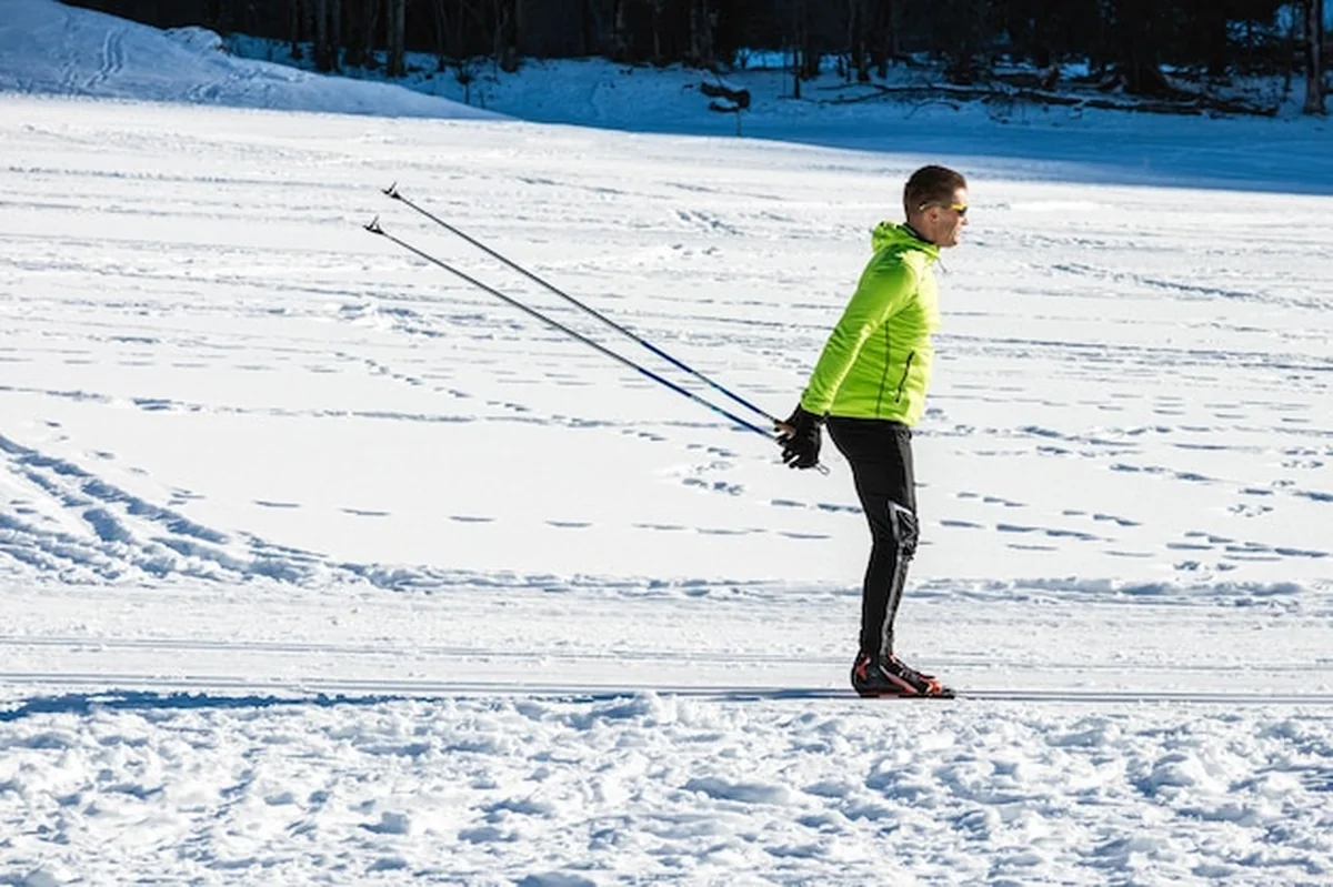 Mężczyzna łyżwiarz na nartach biegowych
