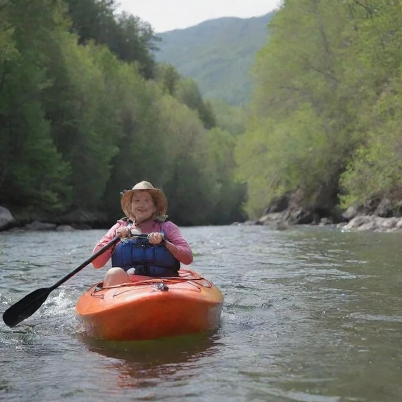 Kobieta w kajaku z czerwonym kajakiem w wodzie