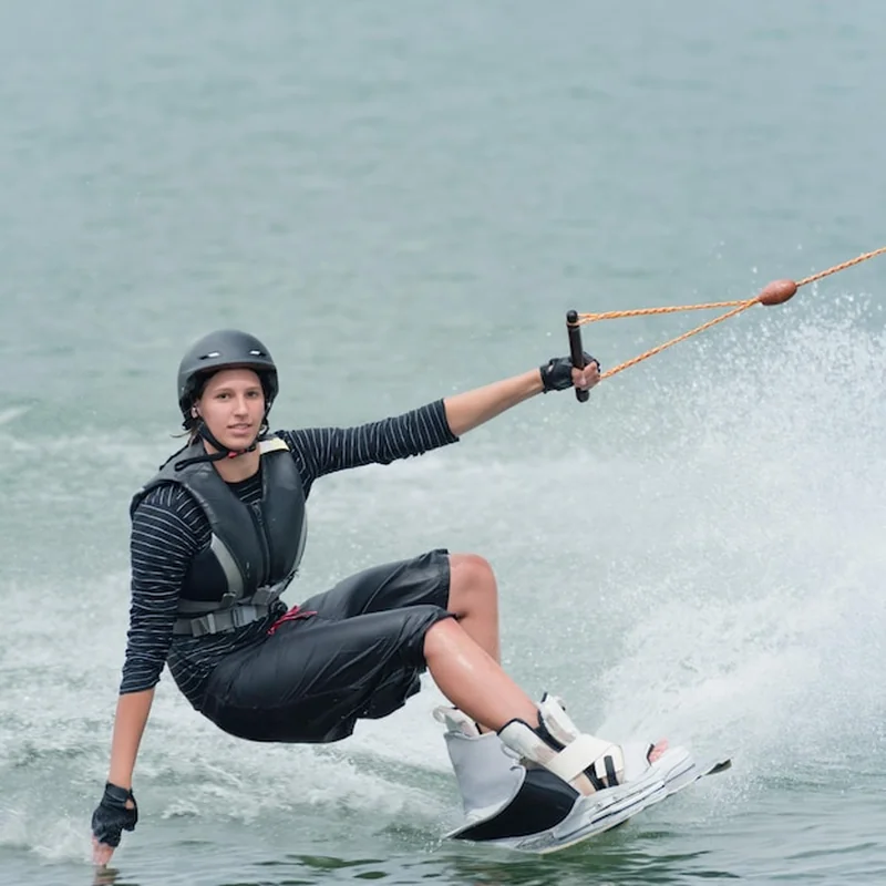 Osoba na desce do wakeboardingu na wodzie