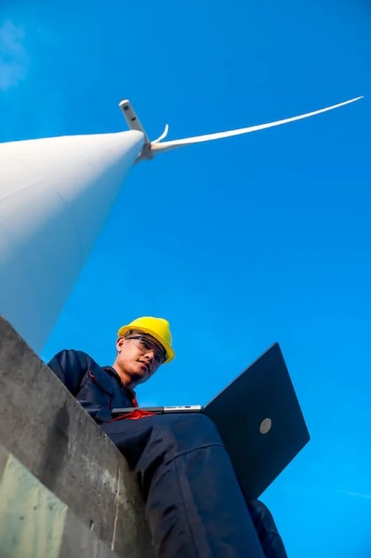 Inżynier pod wieżą turbiny wiatrowej