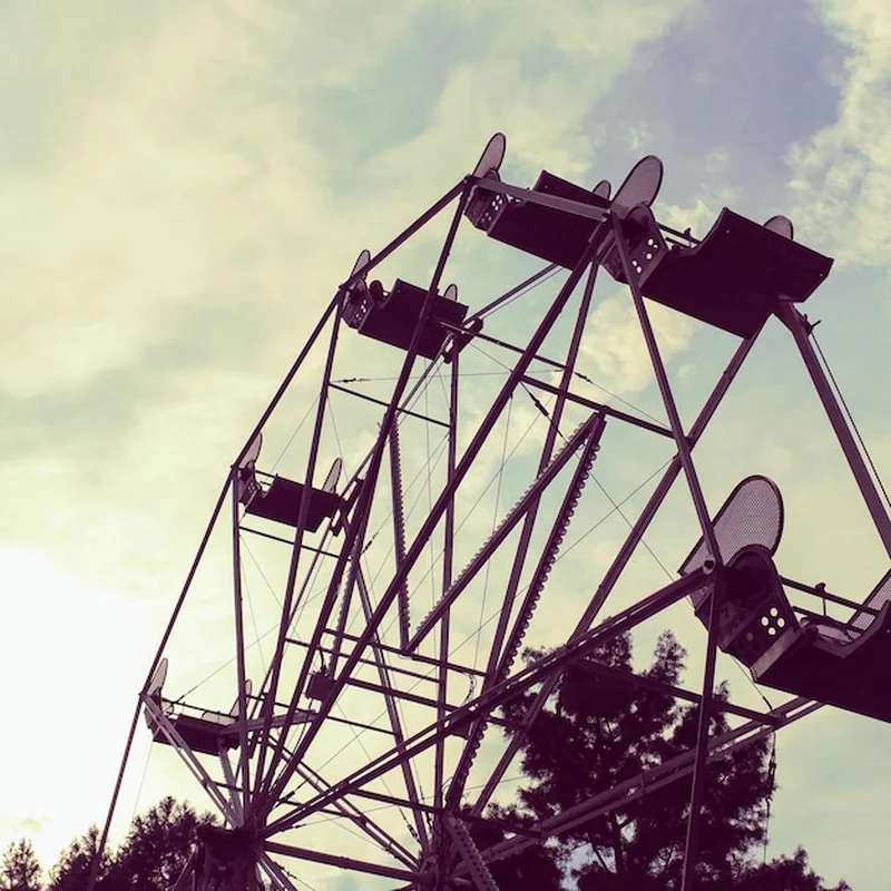 Sylwetka wielkiego koła na tle nieba