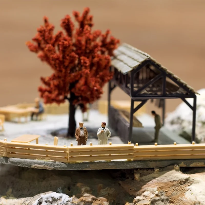 Miniaturowa konstrukcja turystów na tarasie widokowym