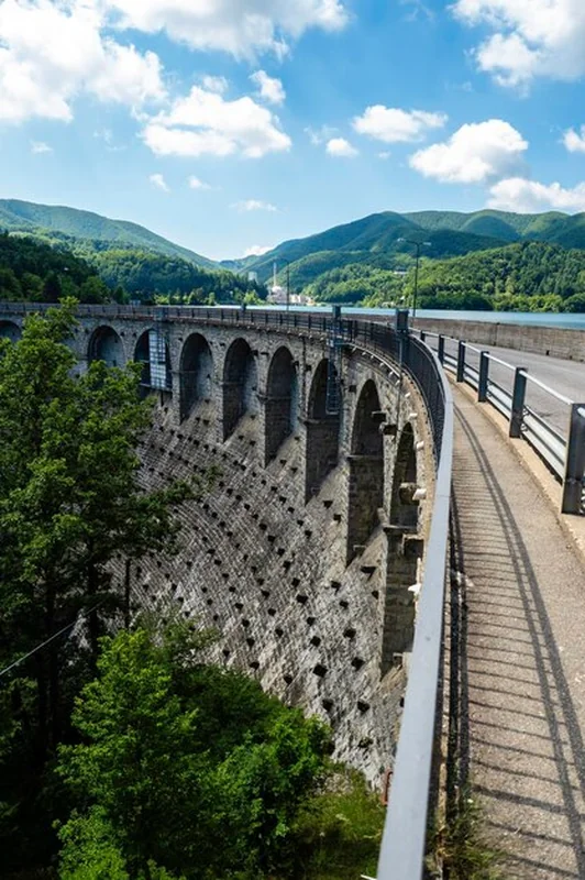 Most łukowy na tle nieba