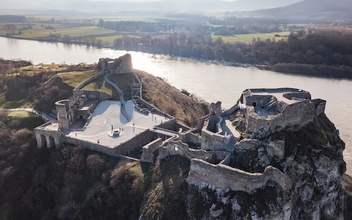 Ruiny zamku Devin na Słowacji z lotu ptaka