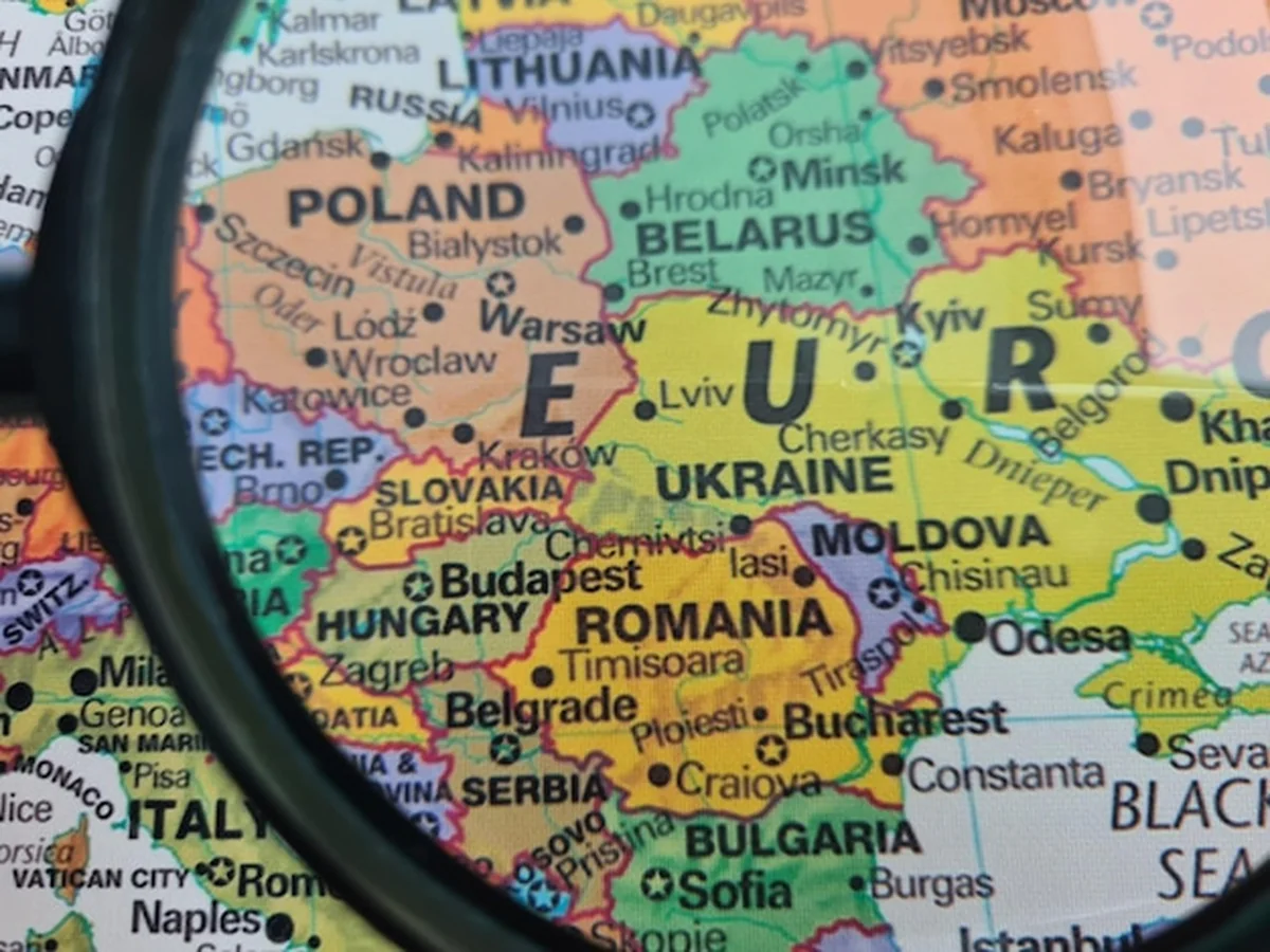 Mapa Ukrainy i Europy przez szkło powiększające