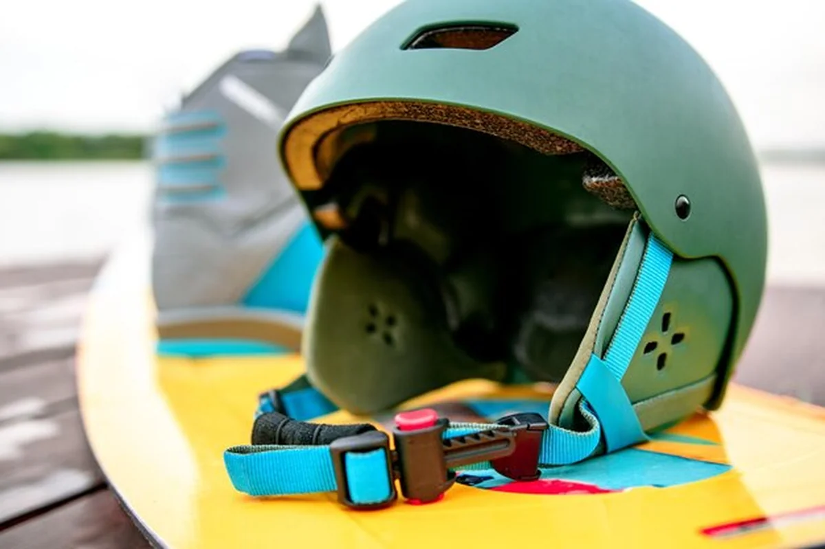 Sprzęt do wakeboardingu: kask, deska i buty na wodę