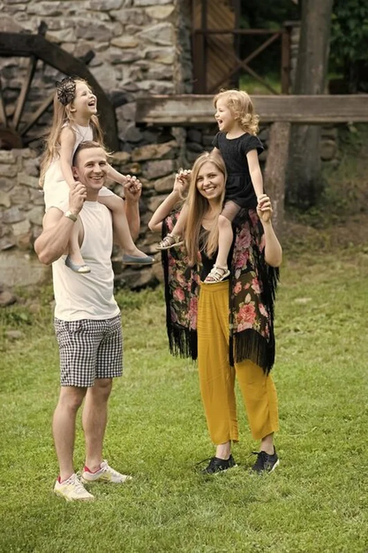 Dzieci i rodzice na letnim spacerze w Osadzie Sławutowo