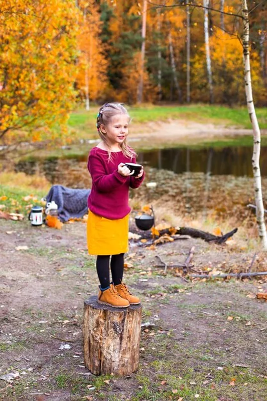 Dzieci w lesie jesienią na pikniku, picie herbaty